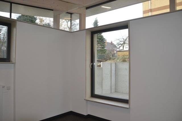 Ein Fensterband unter der Decke sorgt für Licht.