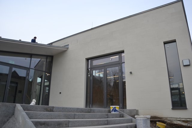 Links der Haupteingang, rechts der große Saal