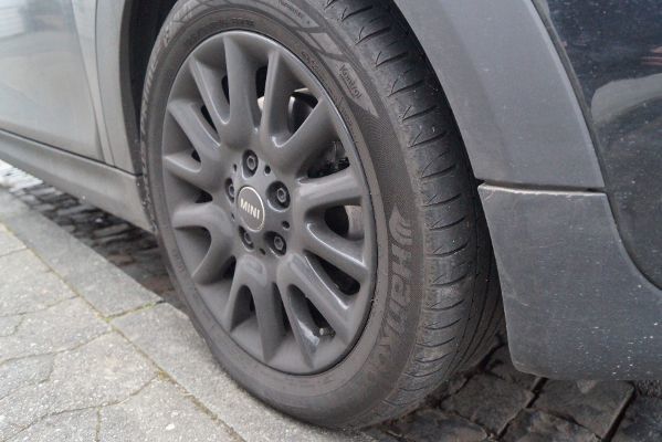 Wird nur ein Bruchteil der Laufläche mit einem Viertel des Fahrzeuggewichtes belastet, kann das im Extremfall langfristig Bauteile des Reifens wie den Stahlcordgürtel oder die Karkasse beschädigen.