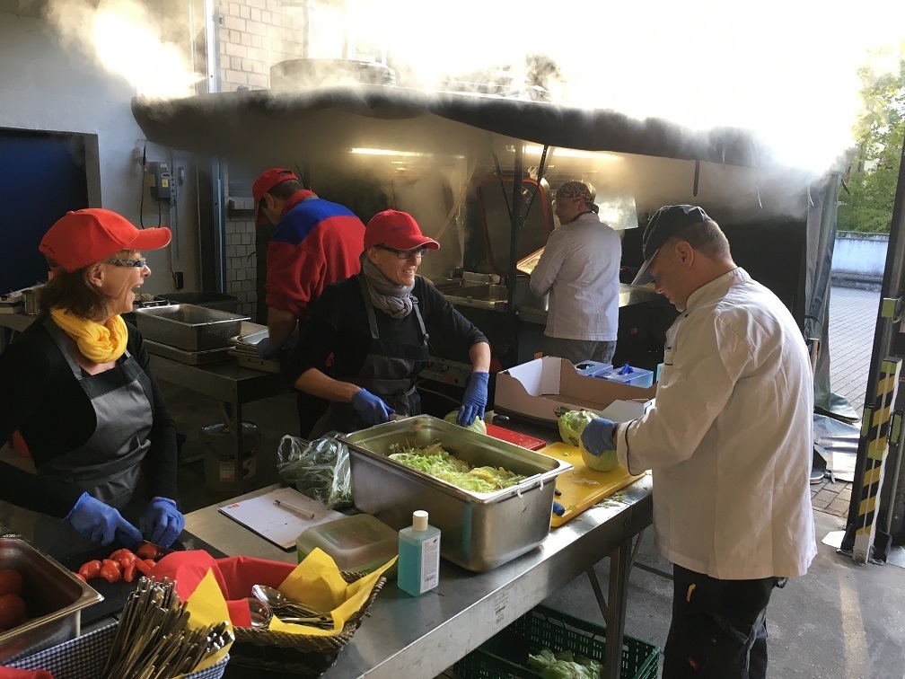 Einsatz beim Hoffest: Seit Herbst verfügt der ASB e.V. Region Karlsruhe über vier ausgebildete Feldköche. Sie planen, bauen die mobile Küche auf, kochen und reinigen die Geräte nach Betrieb. Selbst gebackenes Brot und Kuchen, Gulasch und Kässpätzle aus der Riesenpfanne überzeugten am 7. Oktober die Kolleginnen und Kollegen.