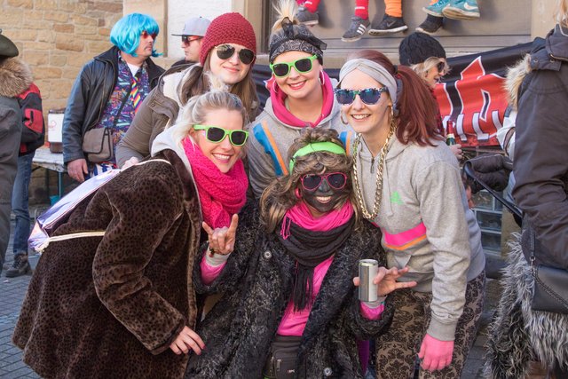 Beim Faschingsumzug in Flehingen: V. l. n. r. Vorne: Nina Carle, Judith Pietrantuoni, Larissa Schmidt. Hinten: Hannah Holstein und Alina Mikschl.