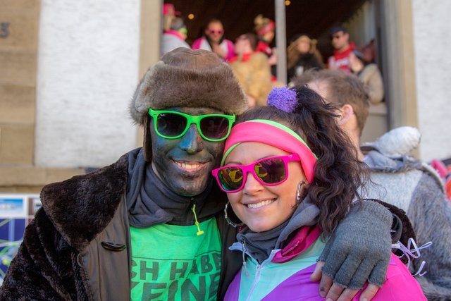 Michelle Peschina und Tobias Schmitt beim Faschingsumzug in Flehingen.