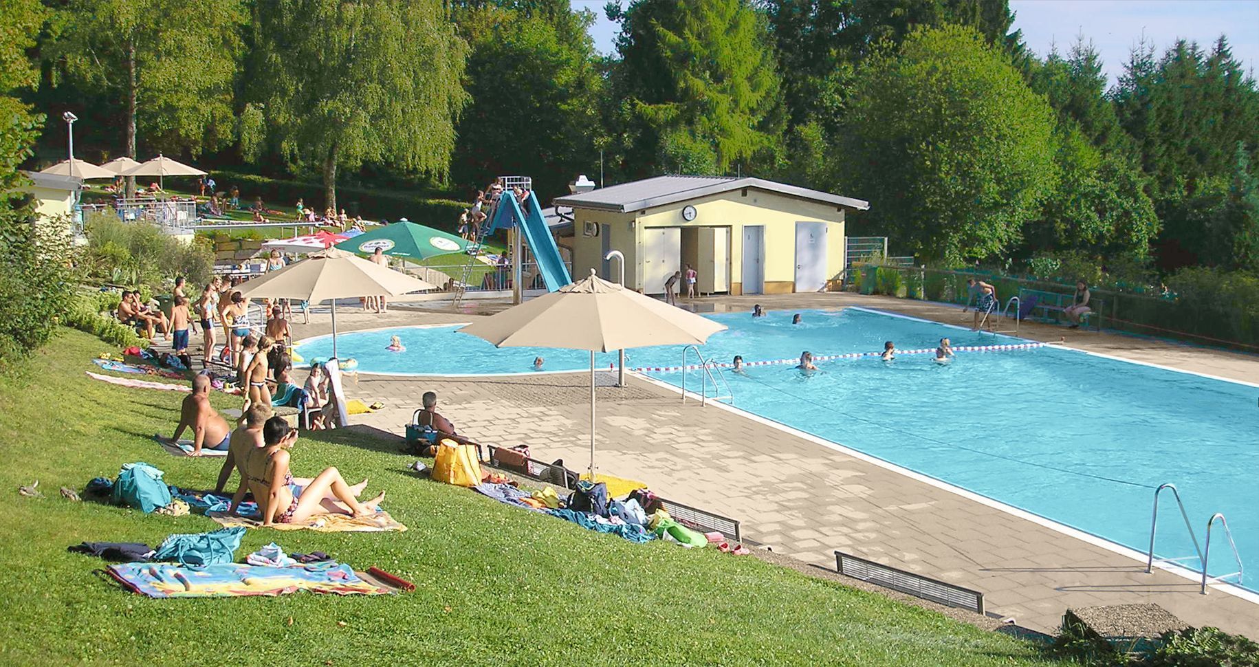 Im Sommer ist das Obergrombacher Freibad für viele Familien ein Mittelpunkt des sozialen Lebens.