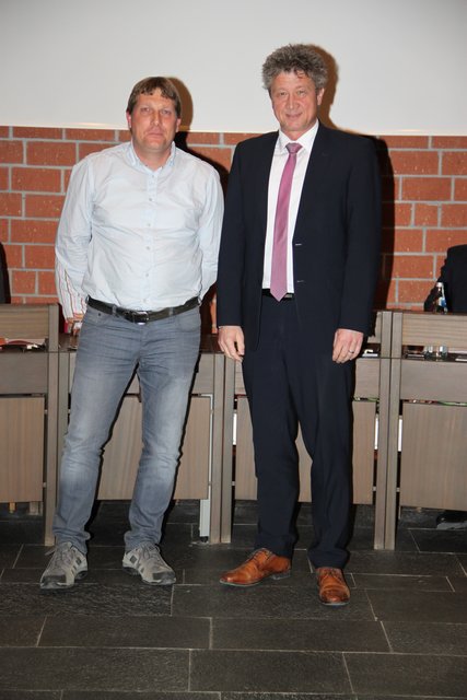 Für Karl-Heinz Glaser rückt Kai de Bortoli aus Unteröwisheim (SPD) nach; hier zusammen mit Bürgermeister Ulrich Hintermayer. | Foto: sn