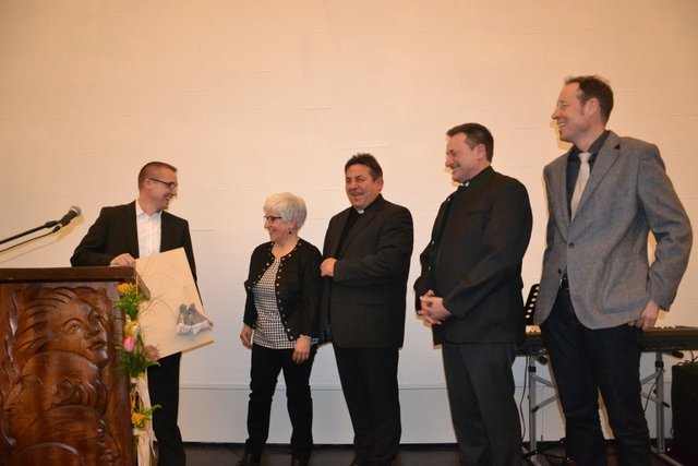 Architekt Stefan Nessler vom Architekturbüro Ruser und Partner aus Karlsruhe hatte noch eine Überraschung für die Gemeinde.