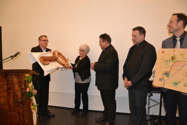 Schlüsselübergabe: (Von links) Architekt Stefan Nessler, Beate Bachmann, Pfarrer Harald-Mathias Maiba, Pfarrer Wolfgang Streicher, Rüdiger Kampa,.