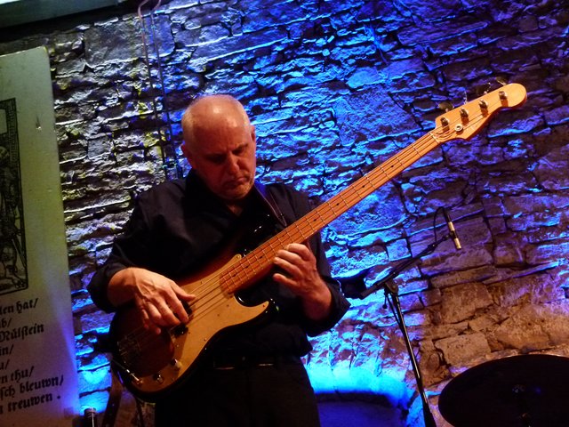 Bernd Heitzler, der mit dem Bass tanzt