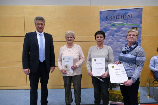 Mit einem strahlenden Lächeln nahmen Rosa Glöcklhofer, Monika Striegel-Ries und Agathe Försching ihre Ehrungen für zusammen 165 Jahre Vereinszugehörigkeit beim Landshausener Kirchenchor „Cäcilia“ entgegen (Striegel-Ries und Försching je 50 Jahre, Glöcklhofer 65 Jahre).