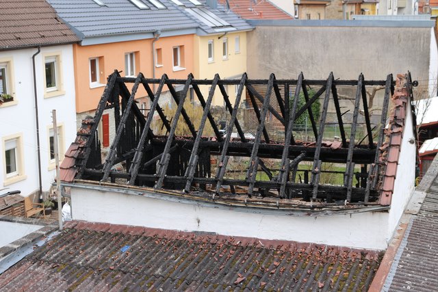 In der Brettener Friedrichstraße ist in einem Hinterhof eine Scheune in Brand geraten und teilweise niedergebrannt.