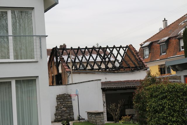 In der Brettener Friedrichstraße ist in einem Hinterhof eine Scheune in Brand geraten und teilweise niedergebrannt.