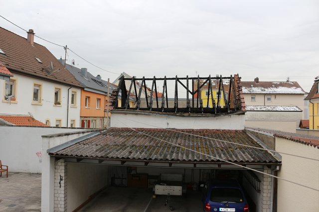 In der Brettener Friedrichstraße ist in einem Hinterhof eine Scheune in Brand geraten und teilweise niedergebrannt.