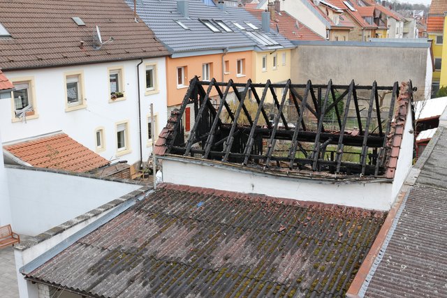 In der Brettener Friedrichstraße ist in einem Hinterhof eine Scheune in Brand geraten und teilweise niedergebrannt.