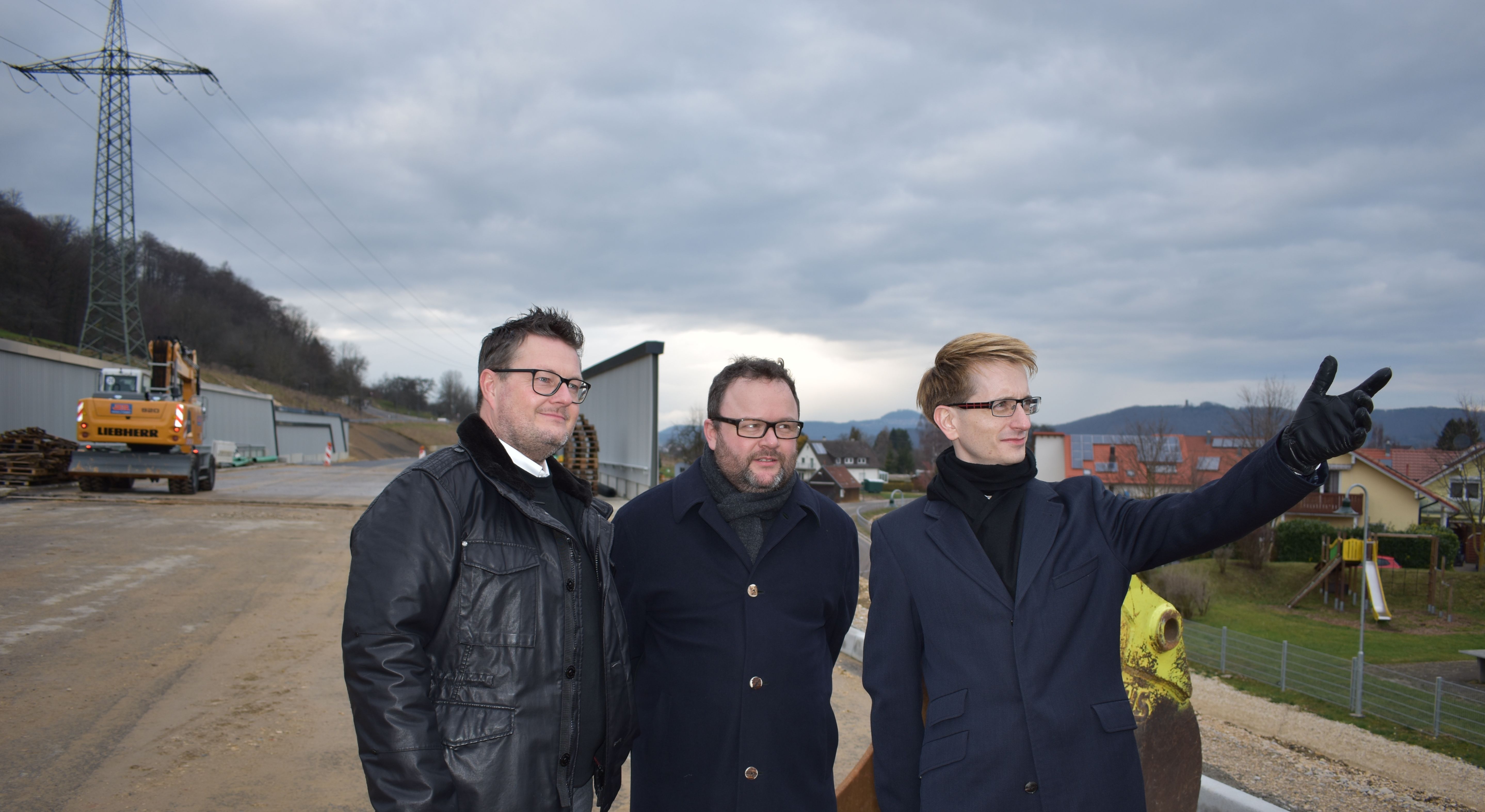 FDP-Bundestagsabgeordneter Dr. Christian Jung (Karlsruhe-Land/Mitte) setzt sich massiv für die Verwirklichung der im Bundesverkehrswegeplan 2030 aufgeführten Verkehrsprojekte in der Region Karlsruhe und in Baden-Württemberg ein. Das Foto zeigt ihm bei einem Baustellenbesuch auf der Bundesstraße B10 im Februar 2018 bei Göppingen. (Foto: TJ)