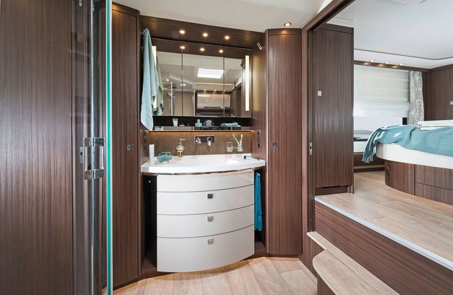 Spa auf Rädern: In diesem Reisemobil-Bad wird Komfort großgeschrieben. Foto: djd/MORELO Reisemobile