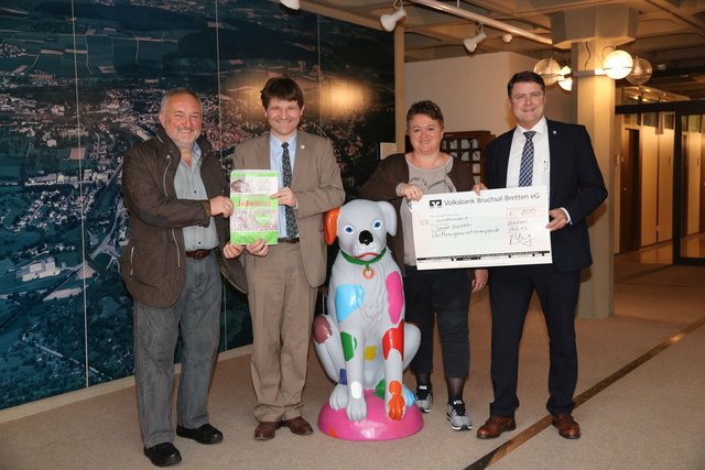 Bernd Zickwolf (links) und seine Frau Heike überreichten einen Spendenscheck an Oberbürgermeister Martin Wolff (rechts) und Bürgermeister Michael Nöltner.