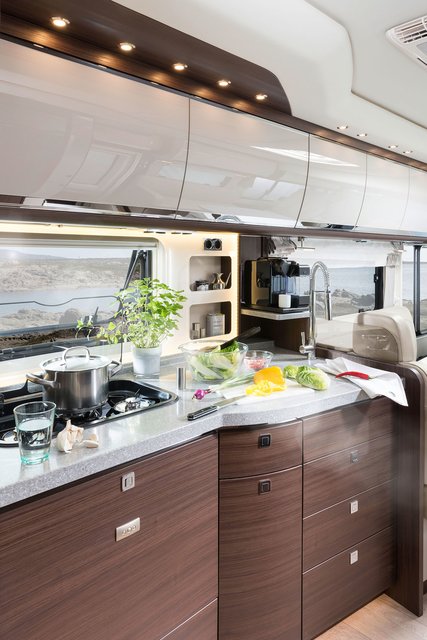 So können Campingkocher heute aussehen: großzügiger Küchenbereich in einem Luxus-Wohnmobil. Foto: djd/MORELO Reisemobile