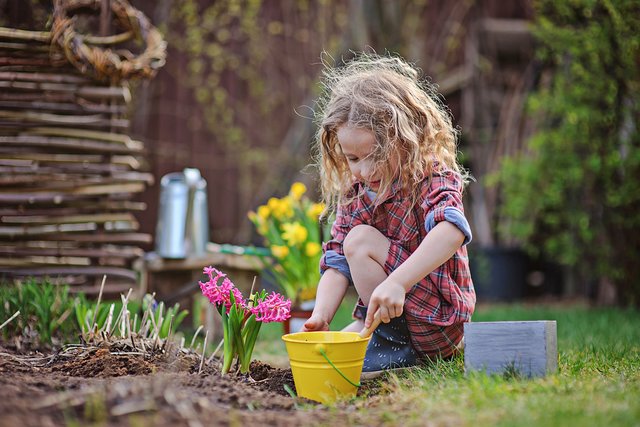 In der Erde graben, Blumen bestaunen und Unkraut zupfen - der eigenen Garten ist auch für Kinder ein Paradies. Foto: djd/Ferrero/thx