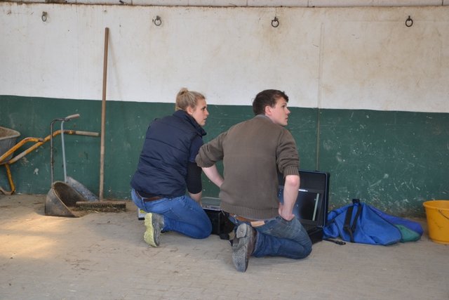 Dr. Dammer und Hannah bereiten den Röntgenapparat vor ...