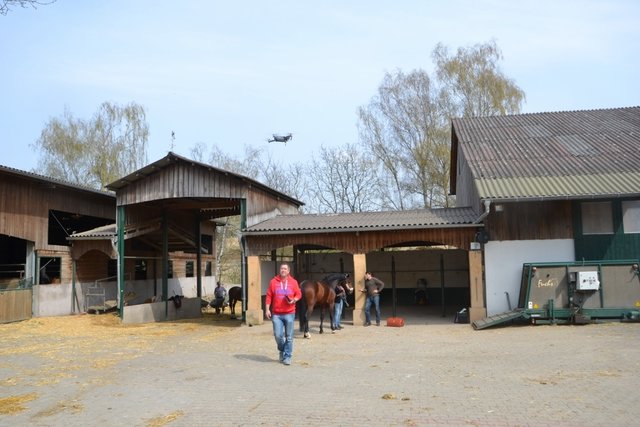 Eine Drohne filmt den Pferdehof von oben.