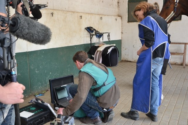 ... und zeigt Ingrid die Aufnahmen.