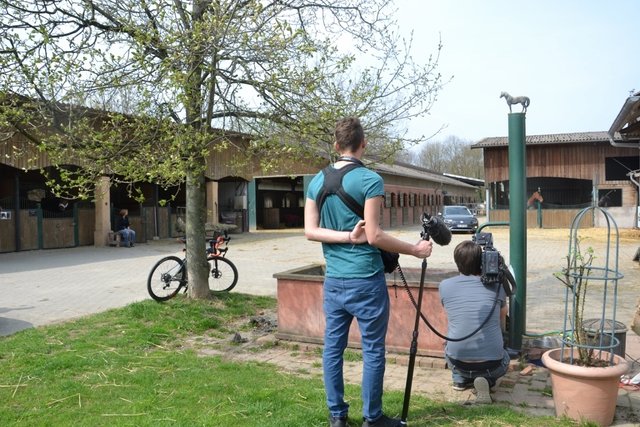Das einzige, was nicht "in Echtzeit" gedreht wird, ist die Ankunft des Tierarztes auf dem Hof. Sie wird am Schluss nachgestellt.