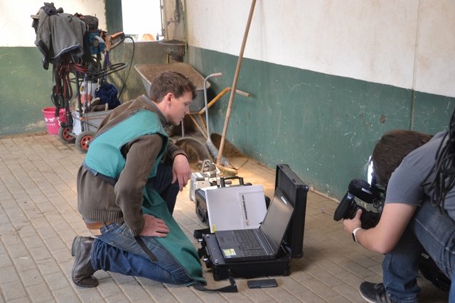 Dr. Dammer studiert die Röntgenbilder ...