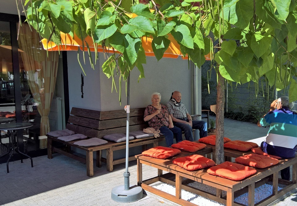 Zu Hause in Ubstadt-Weiher: Der Arbeiter-Samariter-Bund (ASB) ist Träger des Pflegezentrums Josefshaus. Viele schätzen das gemütliche „Bänkle“ vor dem Haus. Der ehrenamtliche Vorstand des ASB e.V. Region Karlsruhe verlegt sein nächstes turnusgemäßes Treffen in das Haus an der Weiherer Straße.