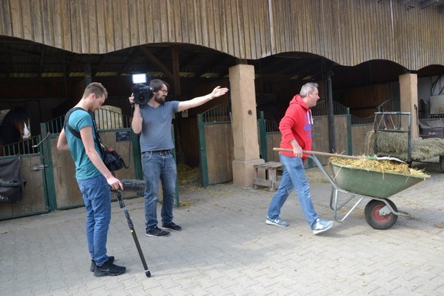 ... und geht ihr auch tatkräftig zur Hand. Kameramann Moritz Mucker zeigt, wo der Misthaufen steht, während Julian Aumeier schon mal den Ton einstellt.