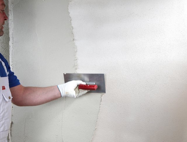 ufbringen des Kalkfeinputzes mit der Kelle. Foto: Heck Wall Systems