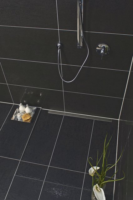 Selbst im Altbau, bei engen Verhältnissen, lassen sich bodengleiche Duschen verwirklichen. Voraussetzung dafür ist ein kompakter Aufbau des Systems. Foto: djd/Gutjahr Systemtechnik