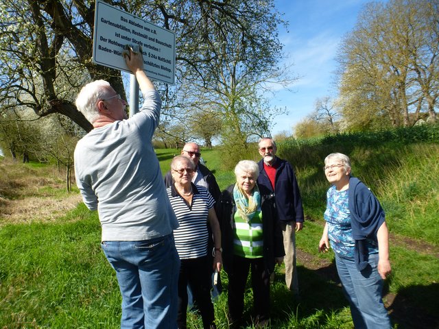 Vorstandsmitglieder des Bürgervereins freuen sich über das saubere Schild.