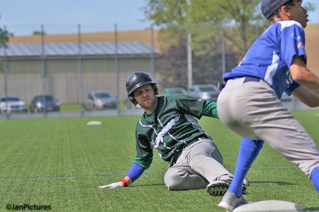 Der Brettener Ries kommt an die Base gerauscht - hier gegen den Neuenbürger Reymoso