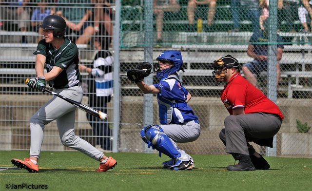 Brettens Mäder trifft den Ball nicht, gefangen hat ihn der Neuenbürger Machuca