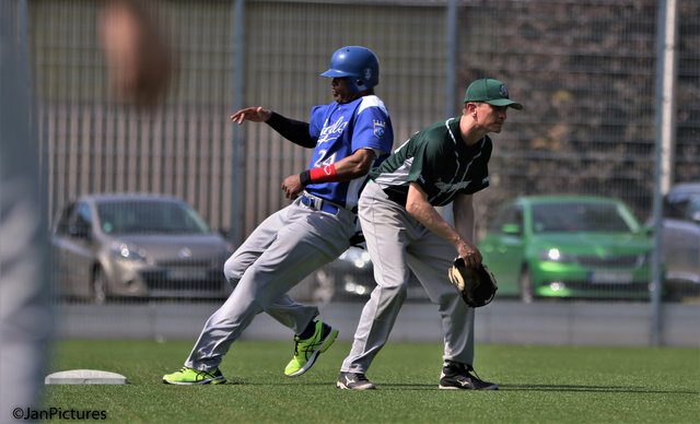 links der Neuenbürger Jackson gegen den Brettener Coach Knebel