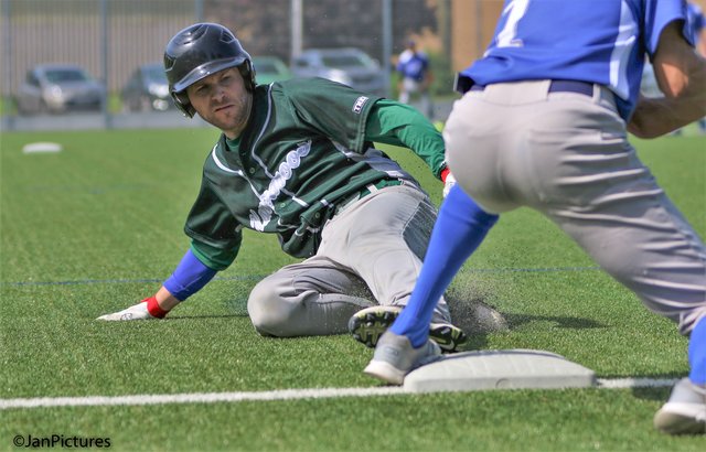 Der Brettener Ries kommt an die Base gerauscht - hier gegen den Neuenbürger Reymoso
