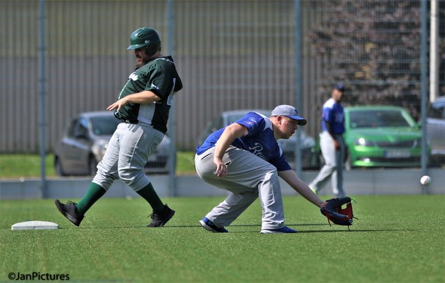 Brettens Sommerfeld schafft es an die Base, rechts Qvivoron von den Atomics