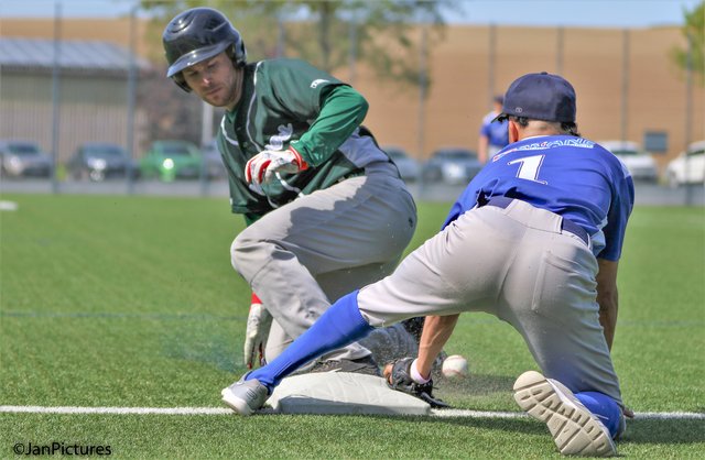 Der Brettener Ries kommt an die Base gerauscht - hier gegen den Neuenbürger Reymoso