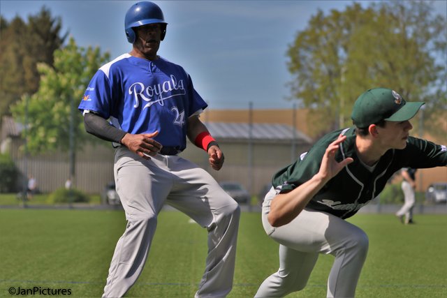 Links der Neuenbürger Jackson gegen den Brettener Mäder rechts