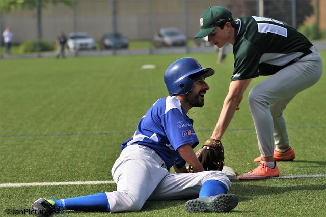 Neuenburgs Hafid hat gut Lachen, rechts ist der Brettener Mäder