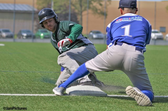 Der Brettener Ries kommt an die Base gerauscht - hier gegen den Neuenbürger Reymoso