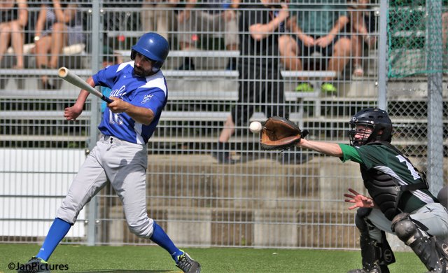 Am Schlag der Neuenbürger Hafid in der Mitte der Brettener Jung