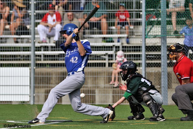 Neuenburgs Many trifft den Ball nicht in der Mitte Brettens Jung