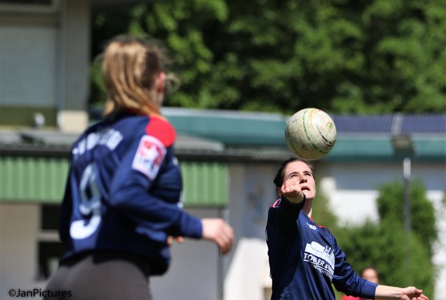 Saskia Blanc am Ball, links Celine Jensen