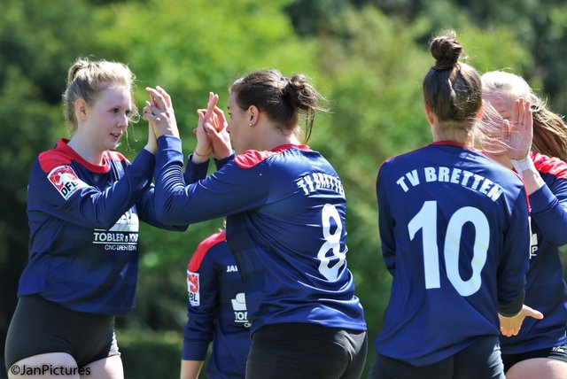 Links die neue im Team, die Nr. 9 Celine Jensen, in der Mitte die Nr. 8 Birte Baxmann  und mit der Nr. 10 Mona Müller