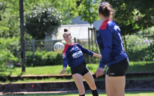 Die Nr. 10 Mona Müller, rechts Birte Baxmann