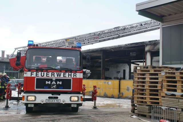 Bei einem Brand in einer Lagerhalle in Östringen (Kreis Karlsruhe) hat es am Montag, 21. Mai, laut Polizei Explosionen gegeben.