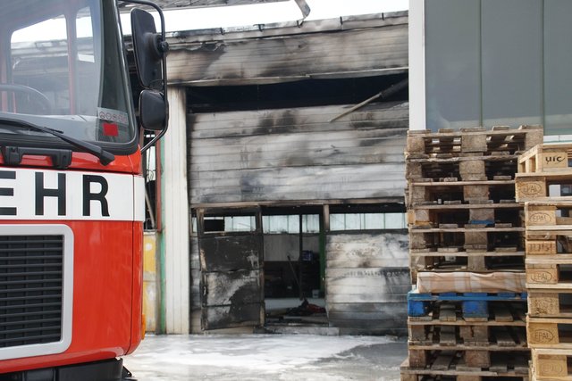 Bei einem Brand in einer Lagerhalle in Östringen (Kreis Karlsruhe) hat es am Montag, 21. Mai, laut Polizei Explosionen gegeben.