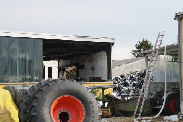 Bei einem Brand in einer Lagerhalle in Östringen (Kreis Karlsruhe) hat es am Montag, 21. Mai, laut Polizei Explosionen gegeben.