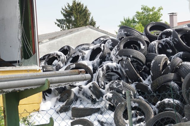 Bei einem Brand in einer Lagerhalle in Östringen (Kreis Karlsruhe) hat es am Montag, 21. Mai, laut Polizei Explosionen gegeben.