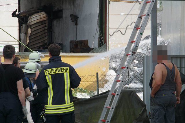 Bei einem Brand in einer Lagerhalle in Östringen (Kreis Karlsruhe) hat es am Montag, 21. Mai, laut Polizei Explosionen gegeben.